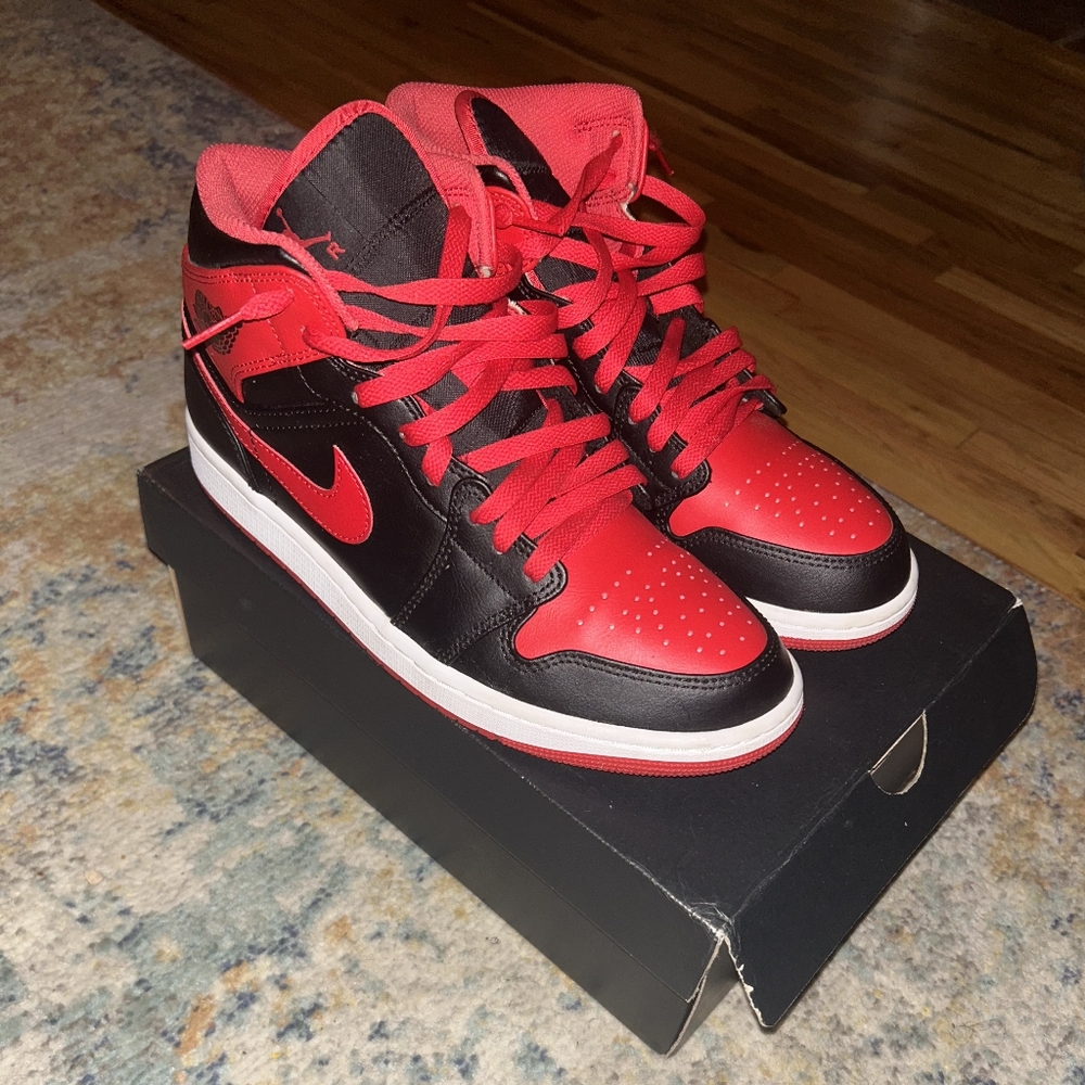 Air Jordan 1 Mid Fire - Alternate Bred
